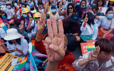 Symbolem trwających od początku lutego protestów w Mjanmie są wziesione w górę i złączone trzy palce