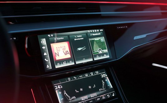 Dwa niezależne ekrany w centralnym miejscu deski rozdzielczej