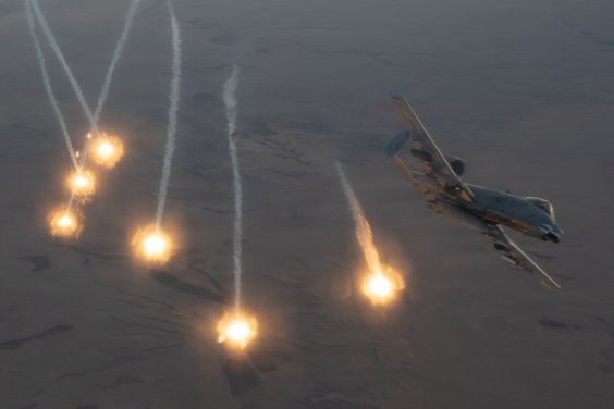 Samolot A-10C Thunderbolt II rozsiewa flary podczas misji w obszarze odpowiedzialności Dowództwa Cen