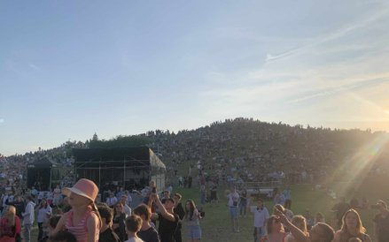 Złote światło zachodzącego słońca oświetla zgromadzonych na Kopie Cwila