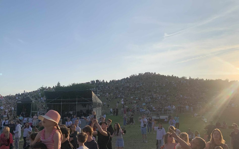 Złote światło zachodzącego słońca oświetla zgromadzonych na Kopie Cwila