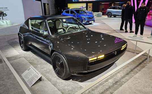 Stoisko Renault zapełnione było ciekawymi samochodami. Renault 17 Electric Restomod wygląda fenomena