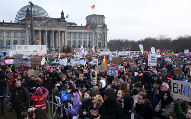 Demonstracja przeciwko skrajnej prawicy przed budynkiem Reichstagu w Berlinie