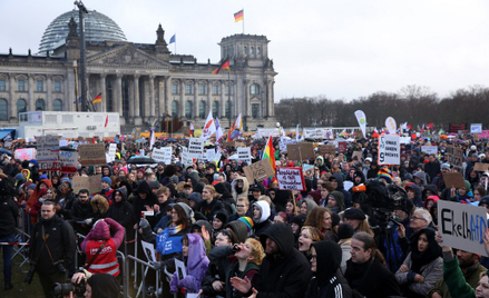 Demonstracja przeciwko skrajnej prawicy przed budynkiem Reichstagu w Berlinie