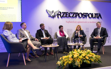 W dyskusji uczestniczyli (od lewej, za prowadzącą Renatą Krupą-Dąbrowską z „Rz”): Bartłomiej Zagrodn
