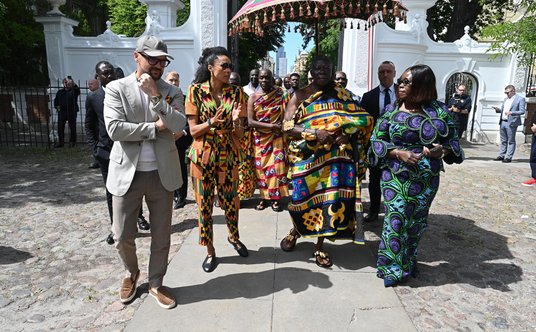 Otumfuo Osei Tutu II, 16. króla rodu Asante z Ghany, w towarzystwie Omeny Mensah i Rafała Brzoski.