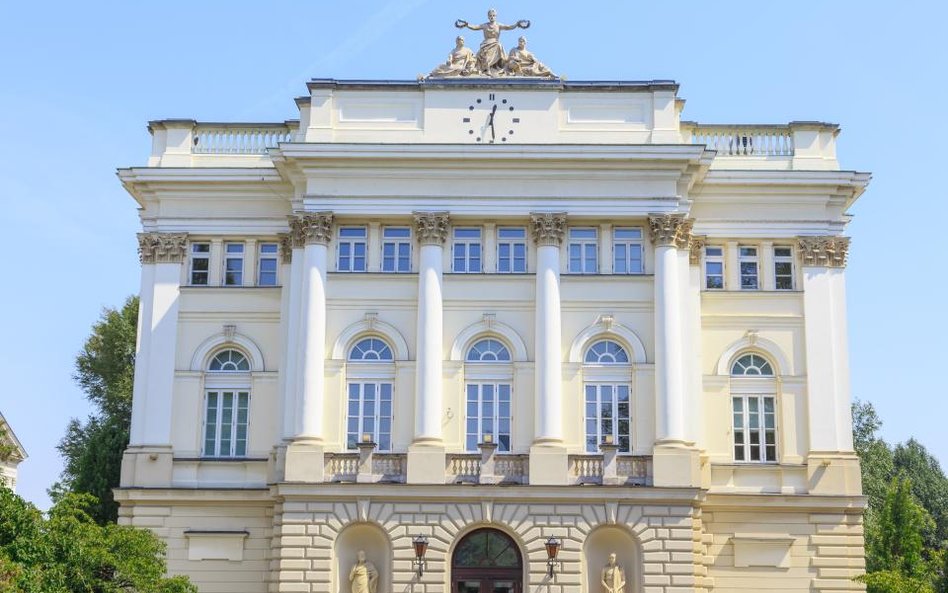 Rok akademicki 2020/2021: większość uczelni wybrało zdalne nauczanie