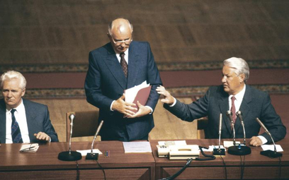 Borys Jelcyn (pierwszy z prawej) toczył z Michaiłem Gorbaczowem (w środku) nieformalną walkę o Kreml