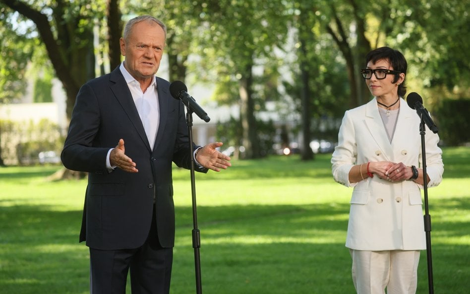 Premier Donald Tusk i prof. Barbara Mróz-Gorgoń podczas konferencji prasowej w Kancelarii Prezesa Ra