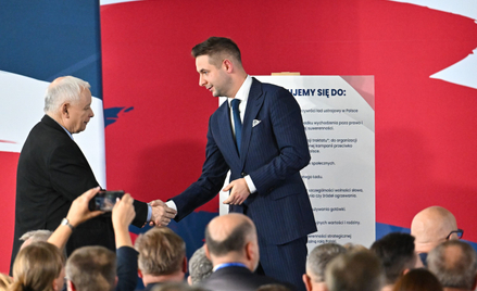 Prezes PiS Jarosław Kaczyński oraz europosłeł Patryk Jaki podczas kongresu Prawa i Sprawiedliwości w