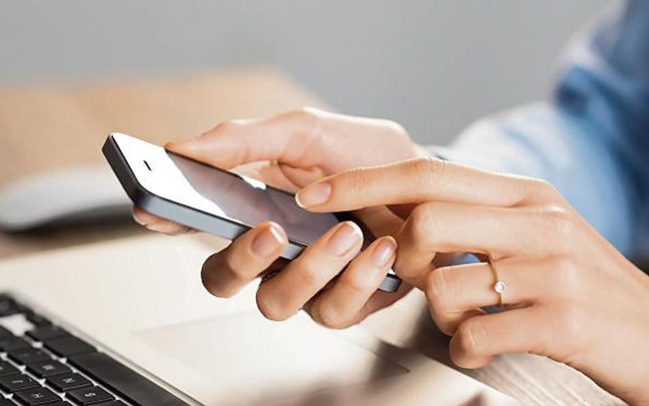 Liczbę przepracowanych godzin zleceniobiorca może potwierdzać nawet przez sms.