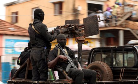 Żołnierze na ulicach Bissau