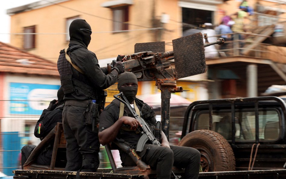 Żołnierze na ulicach Bissau