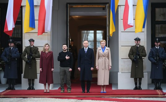 Wołodymyr i Ołena Zełenscy na dziedzińcu przed Pałacem Prezydenckim