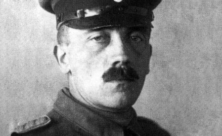 Adolf Hitler, za zgodą Mayra, już po miesiącu dostał legitymację członkowską z numerem 555
