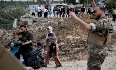Przesiedleni mieszkańcy wracają do swoich domów, przekraczając most łączący południowy Liban z reszt