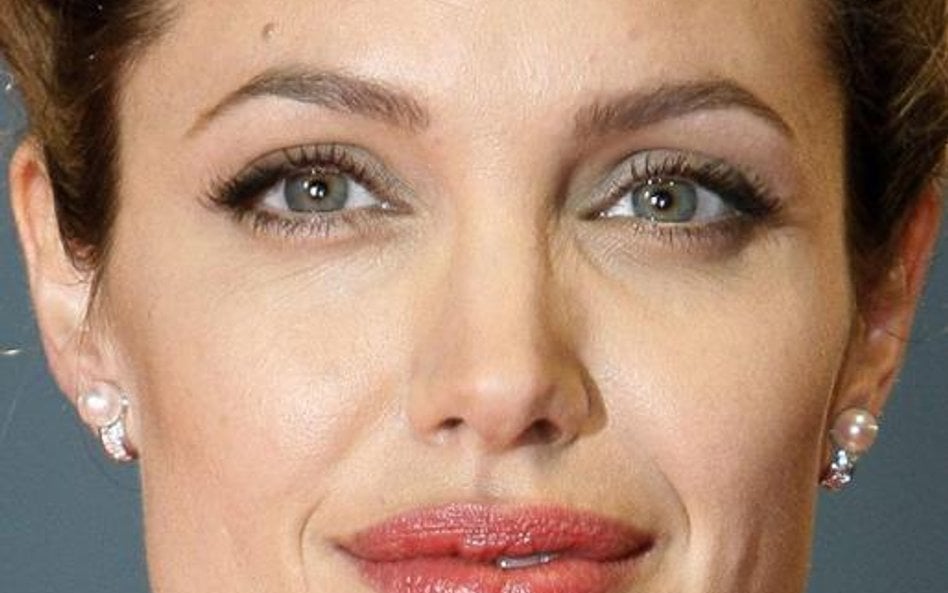 Twarz aktorki Angeliny Jolie ma wszystko, co świadczy o atrakcyjności: pełne usta i duże oczy