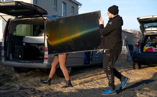 Mieszkańcy Grindavik od kilku dni wywozili z miasta swoje rzeczy, w obawie przed wybuchem wulkanu.