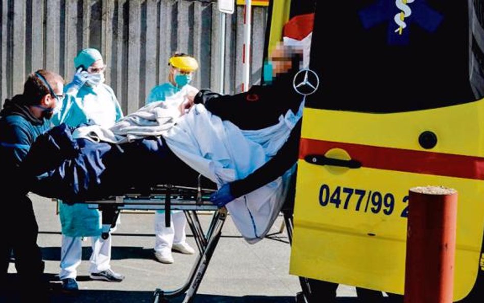 Bruksela przed jednym z ważniejszych szpitali, Erasme, przyjmujących chorych na koronawirusa