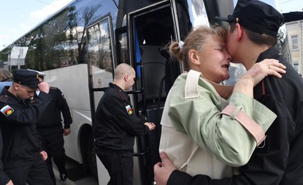 Nowi poborowi armii rosyjskiej żegnają swoich bliskich przed wyjazdem do garnizonów w Petersburgu 23