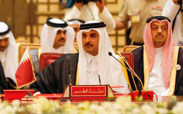 Tamim bin Hamad as-Sani, emir Kataru, rok temu na spotkaniu z przywódcami innych państw Zatoki w sto