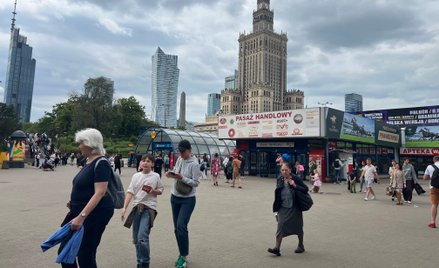 Średnie wynagrodzenie brutto w Polsce na koniec 2025 r. wynosiło 9813 zł, ale mediana uplasowała się