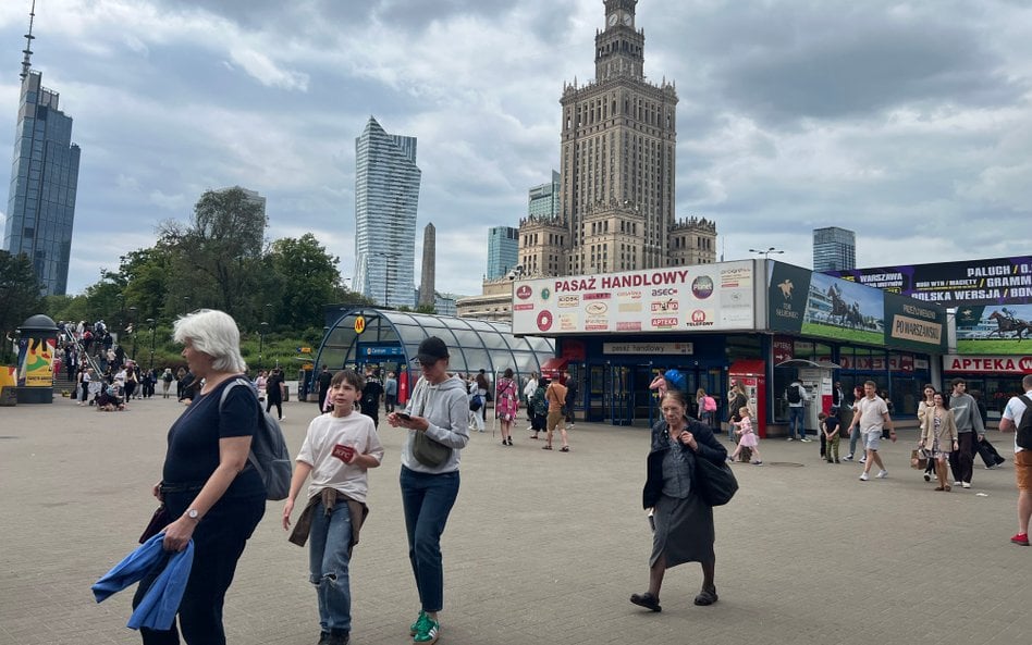 Średnie wynagrodzenie brutto w Polsce na koniec 2025 r. wynosiło 9813 zł, ale mediana uplasowała się