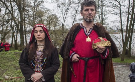 Odtwarzający role Mieszka I i Dobrawy w trakcie uroczystej liturgii jubileuszowej z okazji 1050-leci