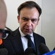Minister finasów i gospodarki Andrzej Domański podczas rozmowy z mediami w gmachu Sejmu