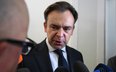 Minister finasów i gospodarki Andrzej Domański podczas rozmowy z mediami w gmachu Sejmu