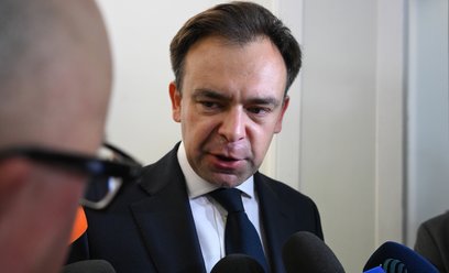 Minister finasów i gospodarki Andrzej Domański podczas rozmowy z mediami w gmachu Sejmu
