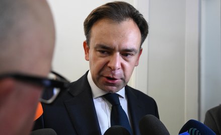 Minister finasów i gospodarki Andrzej Domański podczas rozmowy z mediami w gmachu Sejmu
