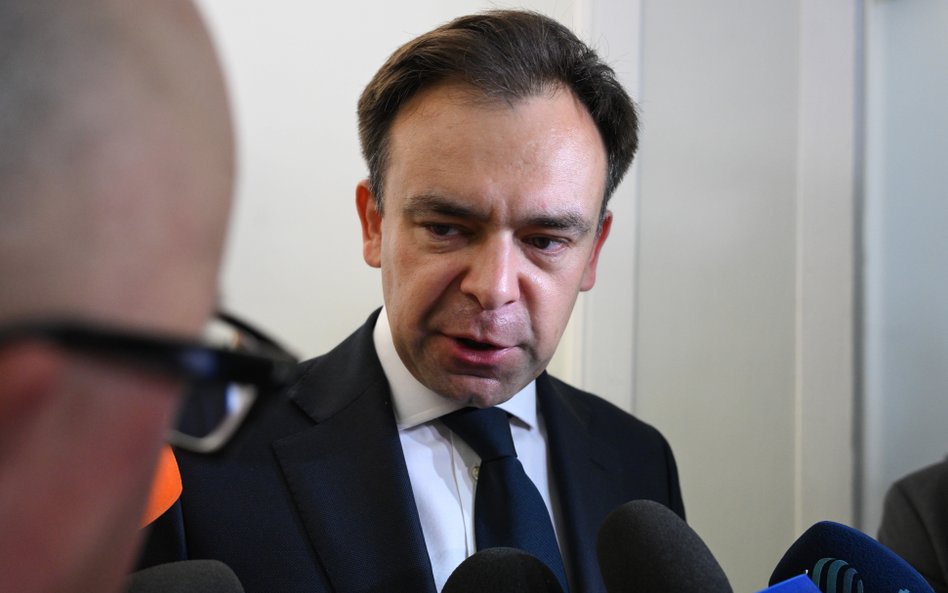 Minister finasów i gospodarki Andrzej Domański podczas rozmowy z mediami w gmachu Sejmu