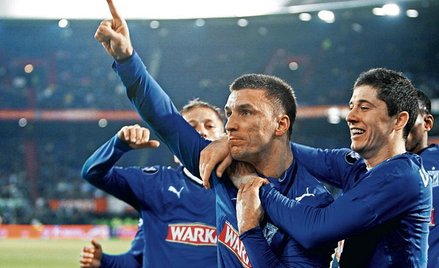 Piłkarz Lecha Poznań - Ivan Djurdjević (w środku) strzelił w Rotterdamie bramkę, która zadecydowała 