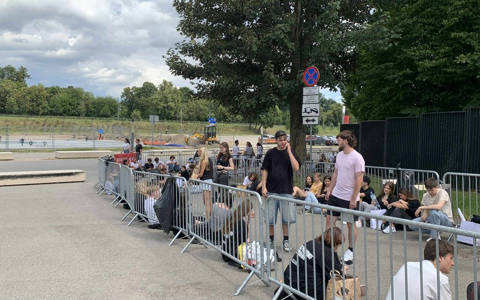 Najwytrwalsi czekali kilka godzin, siedząc na gołej ziemi