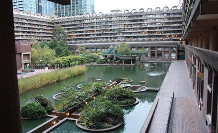 Barbican to budynki mieszkalne, ale mieszczą się tu też instytucje kultury.