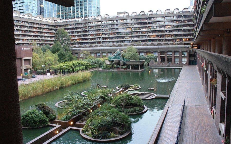 Barbican to budynki mieszkalne, ale mieszczą się tu też instytucje kultury.