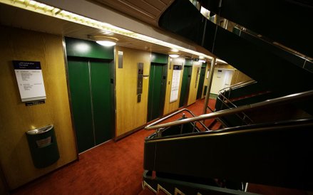 Ten 13-piętrowy hotel zachował wiele oryginalnych elementów statku, w tym meble z epoki, obrazy i pa