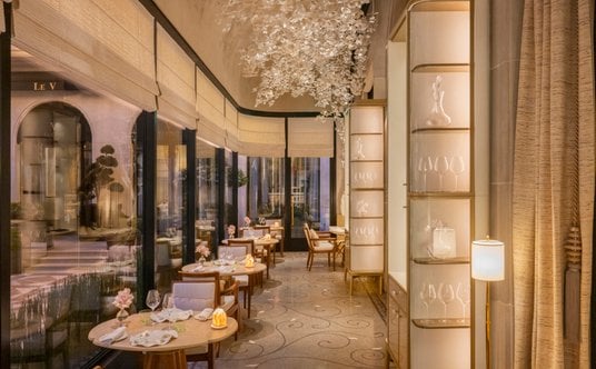 L'Orangerie, dwugwiazdkowa restauracja serwująca dania z ryb i wegetariańskie.