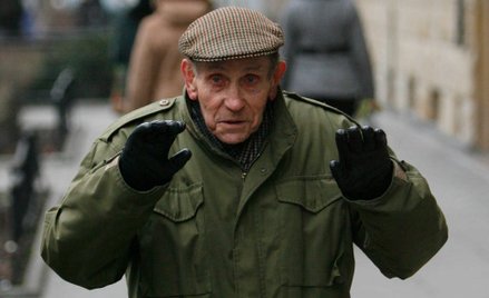 Tadeusz Konwicki (1926–2015) na ulicy Wiejskiej w Warszawie, przy kawiarni Czytelnika w 2009 r.
