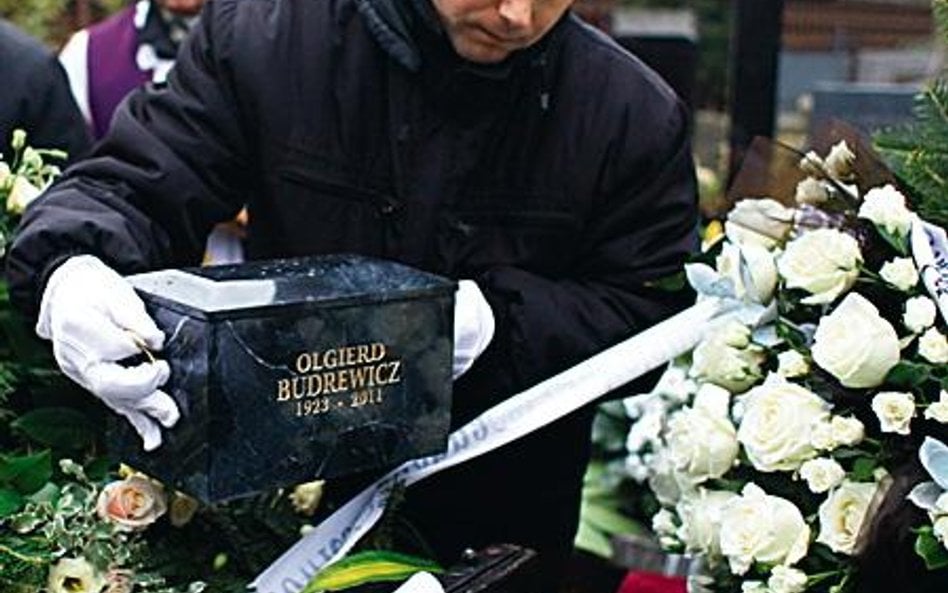 Prochy Olgierda Budrewicza złożono w rodzinnym grobie na Starych Powązkach