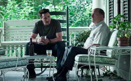 Dobkin pokazuje zderzenie starego i nowego świata, mentalności wielkomiejskiej i małomiasteczkowej, 