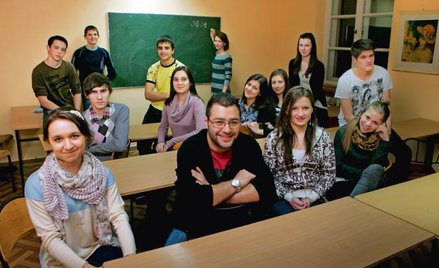Data wygląda zawsze tak samo, ale do zapisania wszystkich używanych w klasie języków mogłoby nie sta