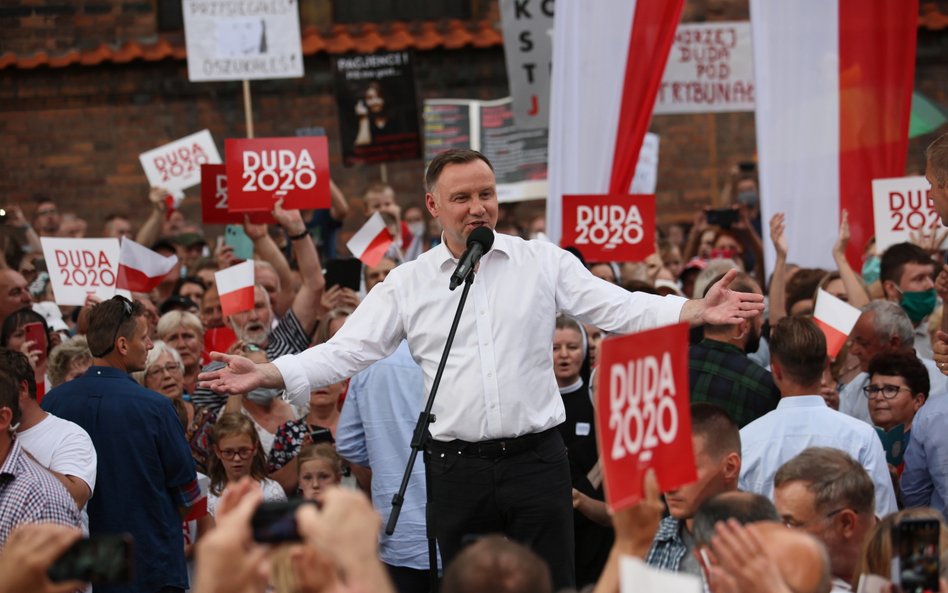 Wybory prezydenckie 2020 - II tura. Ubiegający się o reelekcję prezydent RP Andrzej Duda podczas spo