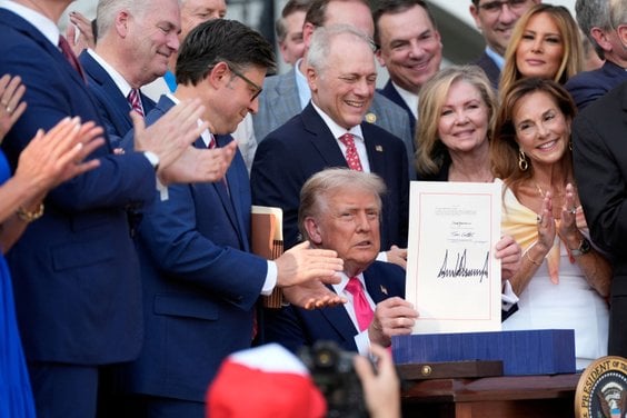 De Amerikaanse president Donald Trump ondertekende op 4 juli in Bia de wet voor belastingverlagingen en bezuinigingen.