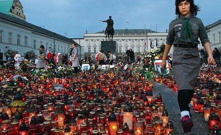 Wśród harcerzy krąży kilka wersji na temat tego, kto przyniósł krzyż przed Pałac Prezydencki