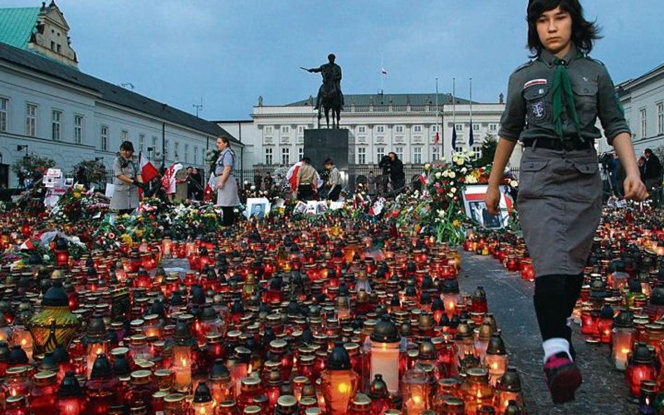 Wśród harcerzy krąży kilka wersji na temat tego, kto przyniósł krzyż przed Pałac Prezydencki