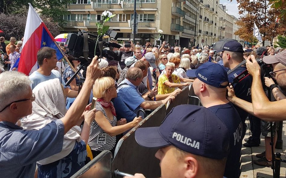 Sondaż: Czy ujawniać tożsamość policjantów spod Sejmu