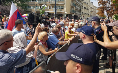 Sondaż: Czy ujawniać tożsamość policjantów spod Sejmu