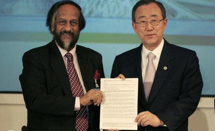 Sekretarz generalny ONZ Ban Ki-Moon i Iprzewodniczący komisji Rajendra Pachauri